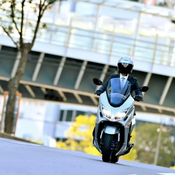 Suzuki Burgman 400 blanco acción