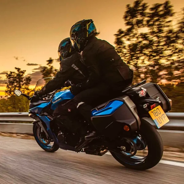 Suzuki GSX-S1000 GT 2025 acción 01