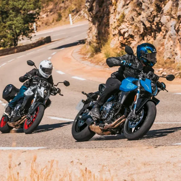 Suzuki GSX8S acción 01