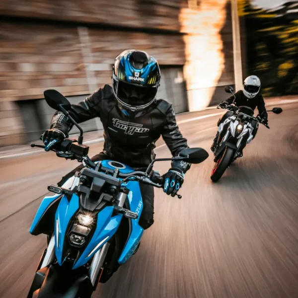 Suzuki GSX8S acción 02