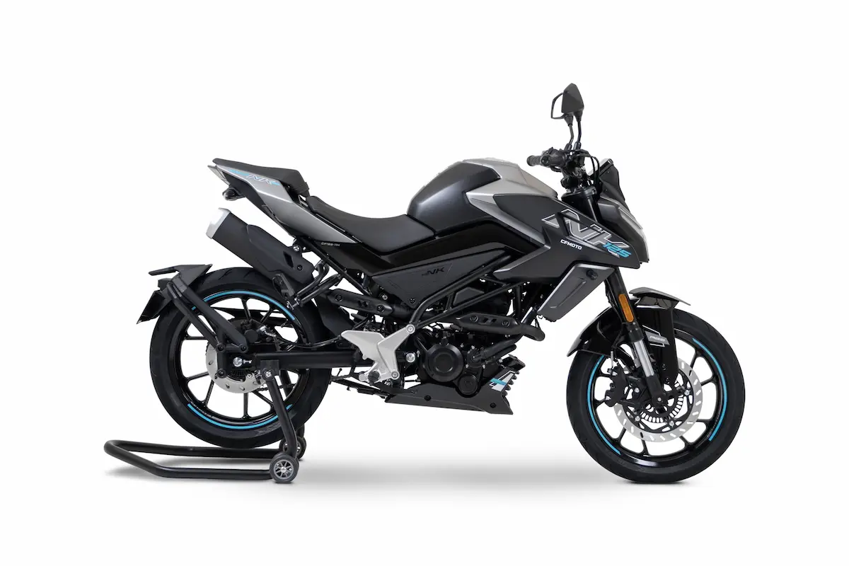 1 CFMOTO 125NK negro 2025