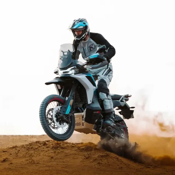 CFMOTO 800MT-X 2026 acción 01