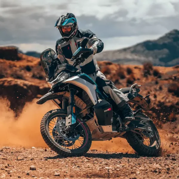 CFMOTO 800MT-X 2026 acción 02