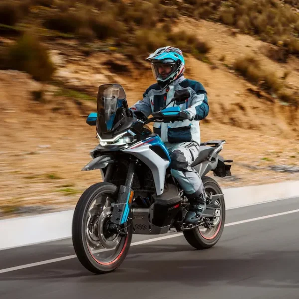 CFMOTO 800MT-X 2026 acción 03