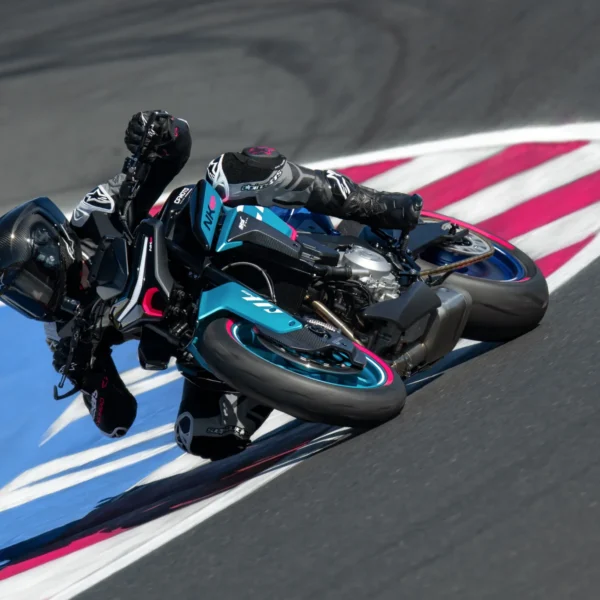 Cfmoto 675NK Aspar 2026 acción
